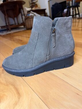 Clarks Women’s Size 7.5 Gray Suede Wedge Ankle Booties Side Zip Lug Sole Boots